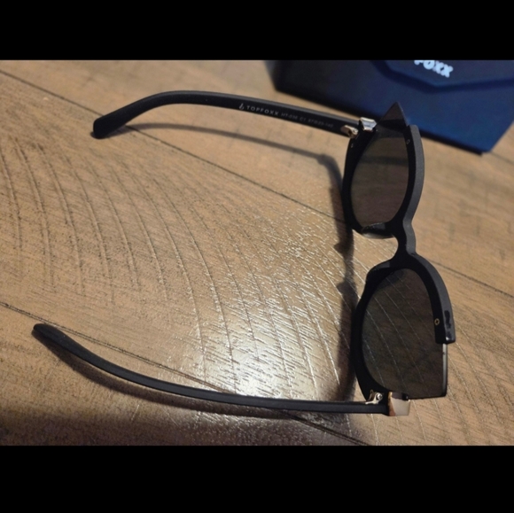 TopFoxx Chloe Black/Rose Gold Sunglasses - Picture 2 of 3